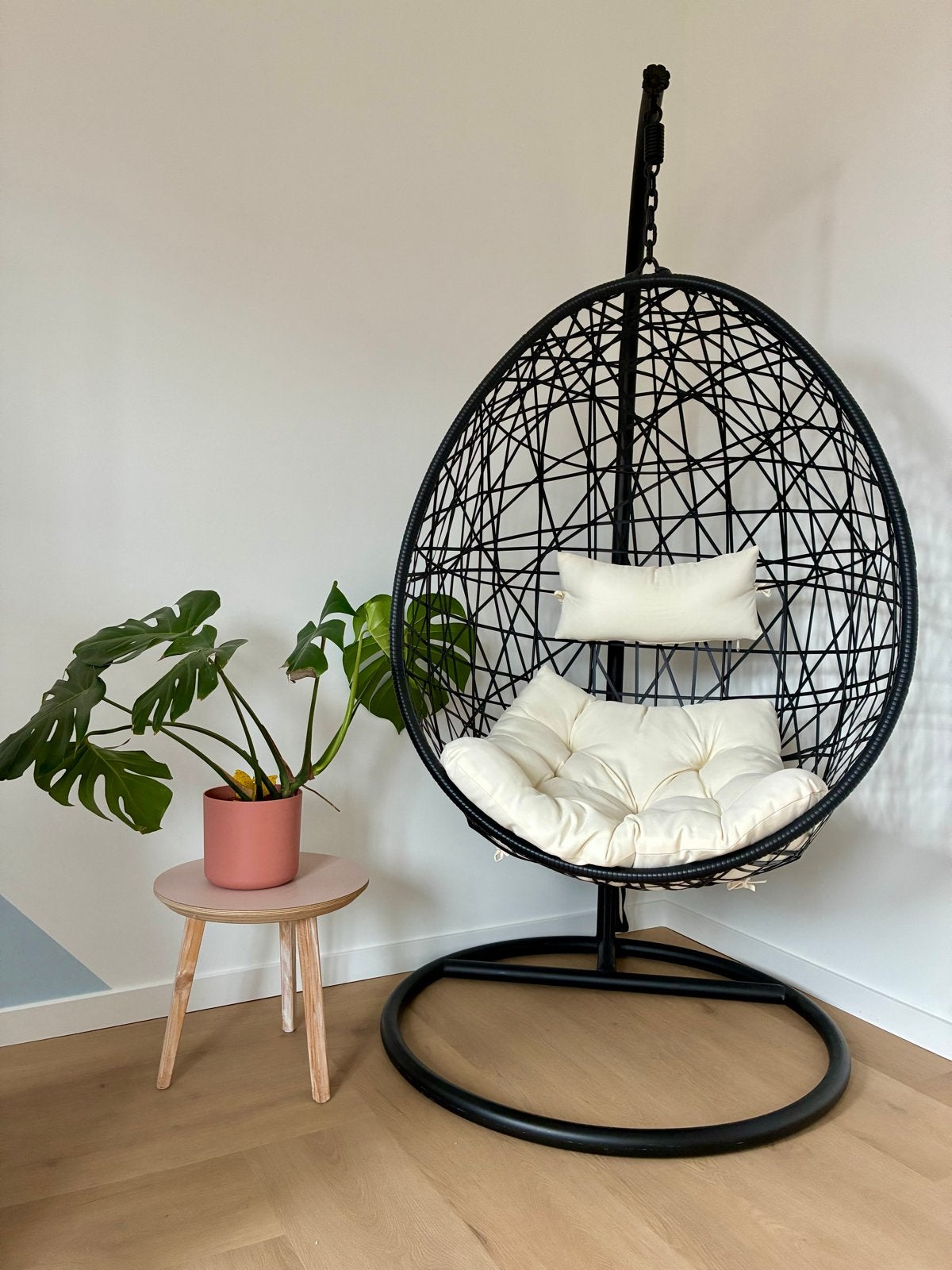 Zo goed als nieuwe Xenos hangstoel Swing zwart, Huis en Inrichting, Stoelen, Zo goed als nieuw, Eén, Metaal, Zwart, Ophalen
