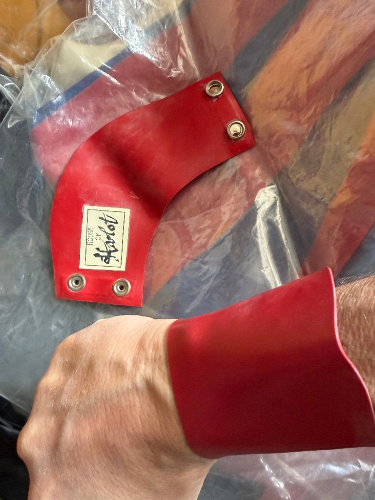 Rubber latex House of Harlot manchetten rood, Ophalen of Verzenden, Zo goed als nieuw, Accessoires