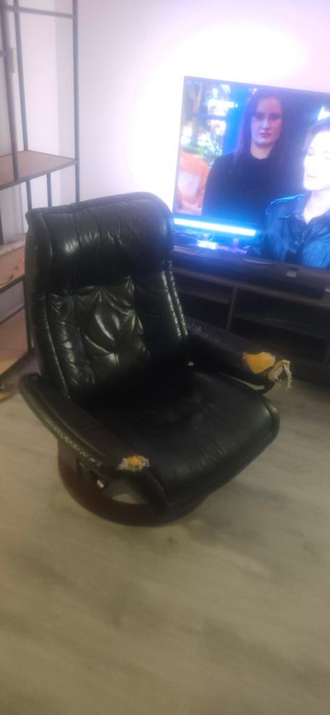 Comfortabele fauteuil - Heeft wat liefde nodig, Gebruikt, Zwart, Leer, Ophalen of Verzenden