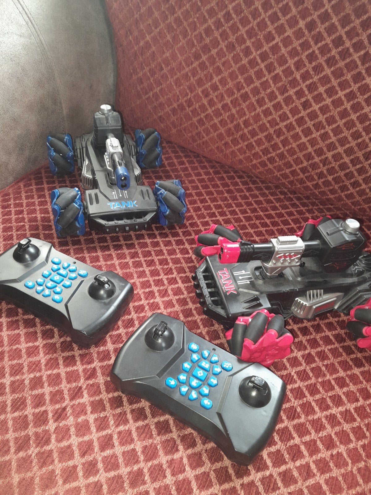 2x RC Tank met afstandsbediening - Zwart/Blauw & Zwart/Rood, Ophalen of Verzenden, Gebruikt, Afstandsbediening