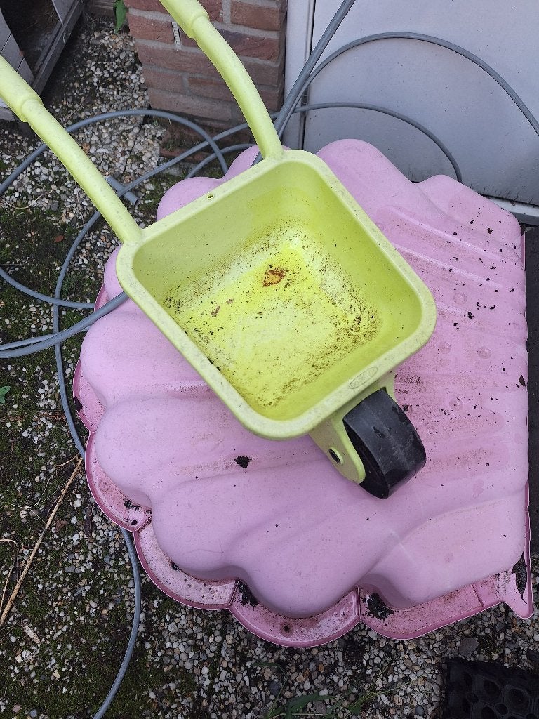Buitenspeelgoed: kruiwagen en zandbak, Ophalen, Gebruikt