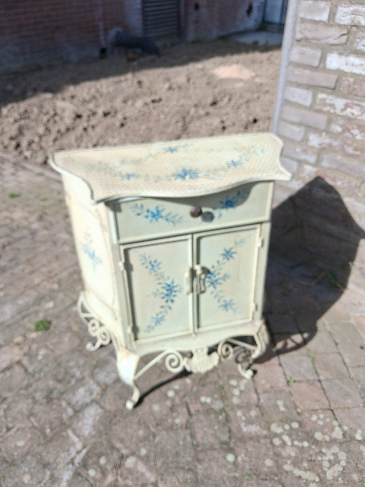 metalen kastje met bloemmotief, Ophalen