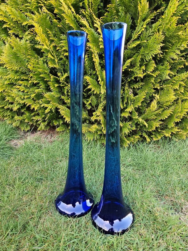 2 Hoge blauwe vazen, Ophalen, Blauw, Glas, 50 tot 75 cm
