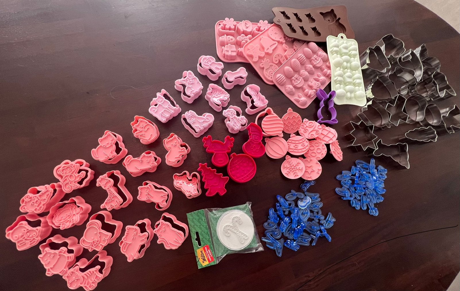 Grote set koekuitstekers koekvormen stempels chocolademallen, Ophalen of Verzenden, Zo goed als nieuw