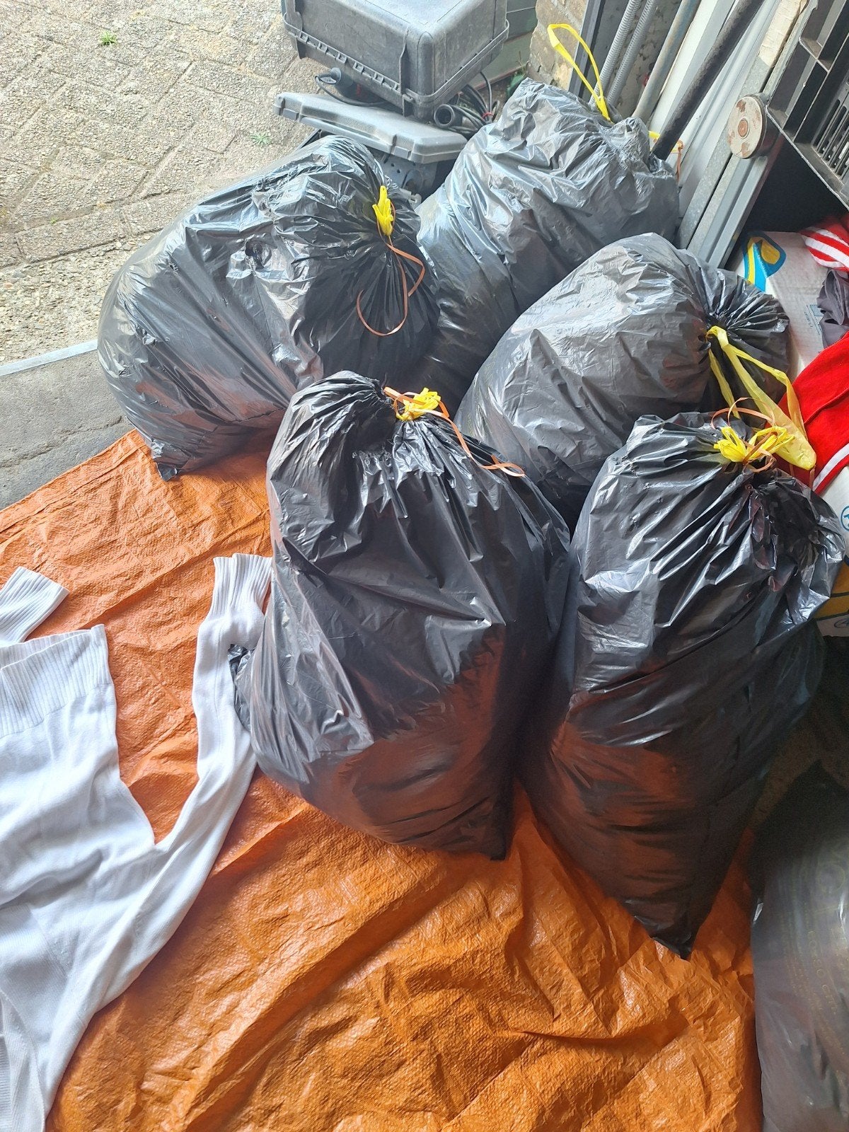 Partij kleding 2e hands 2 euro per vuilniszak min 10 zakken, Ophalen, Gebruikt