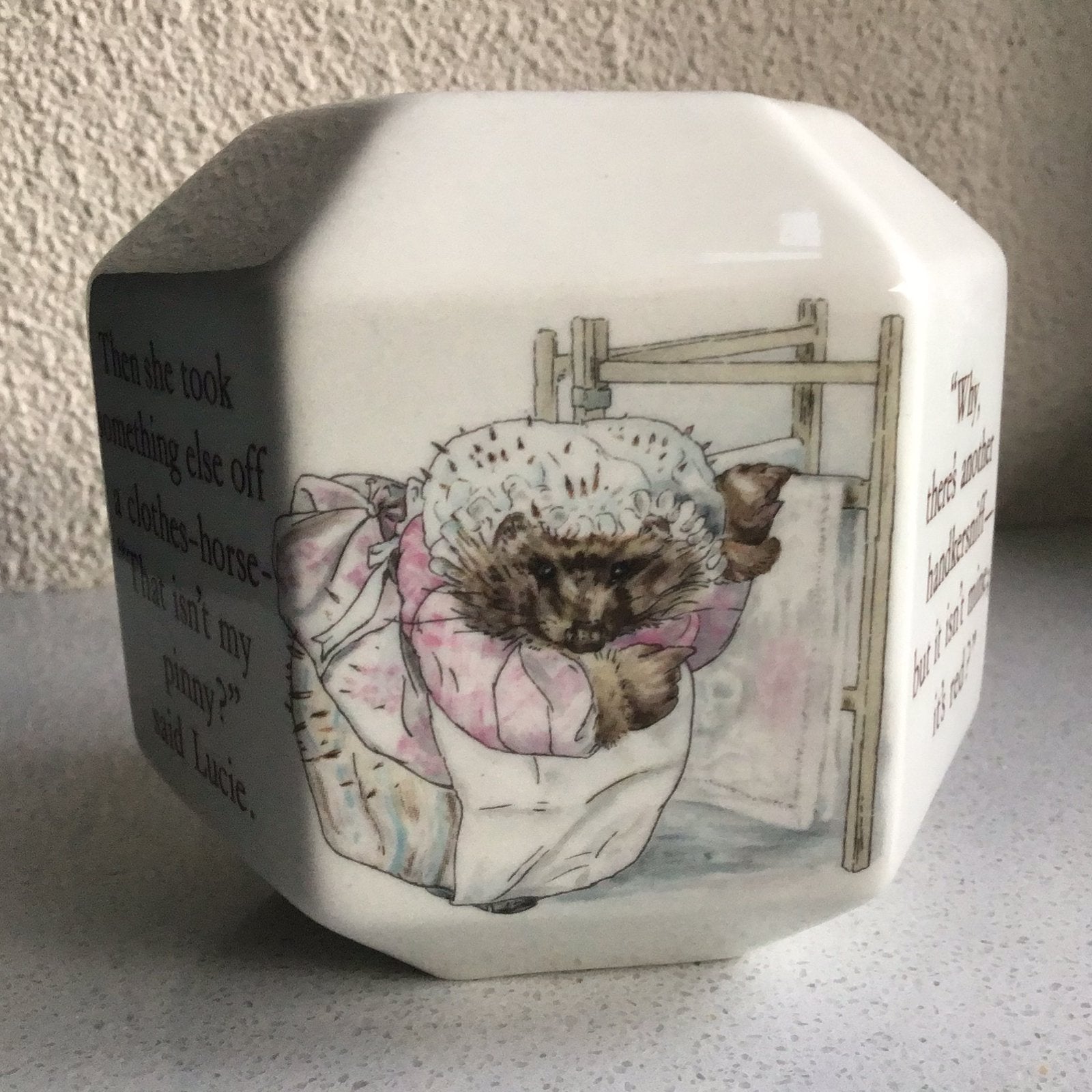 Mrs Tiggy Winkle zeshoekig spaarpot Beatrix Potter NIEUW, Ophalen of Verzenden, Nieuw, Steen, Aardewerk of Keramiek, Strip- of Tekenfilmfiguur