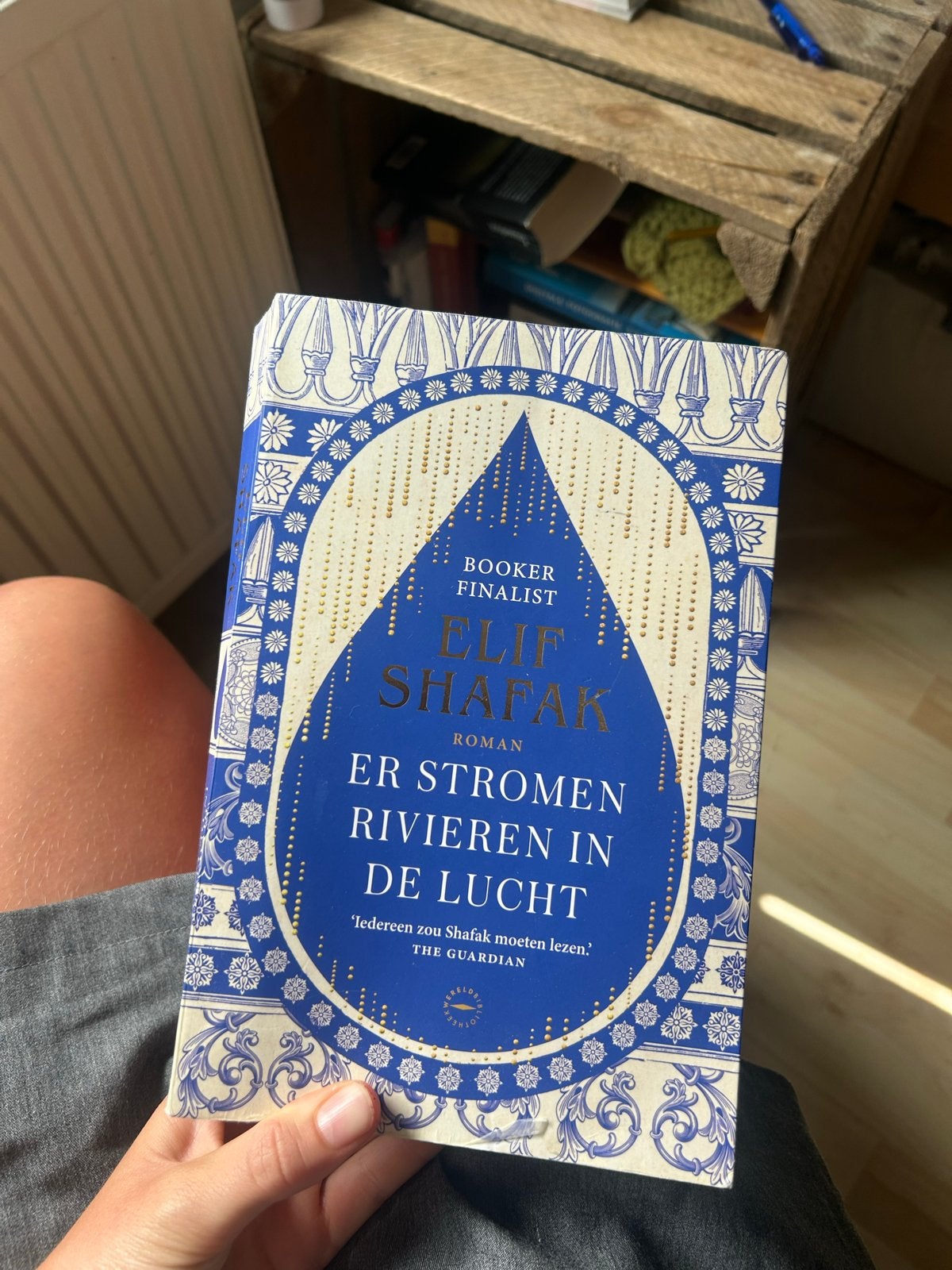 Er stromen rivieren in de lucht - Elif Shafak (Roman), Ophalen of Verzenden, Zo goed als nieuw