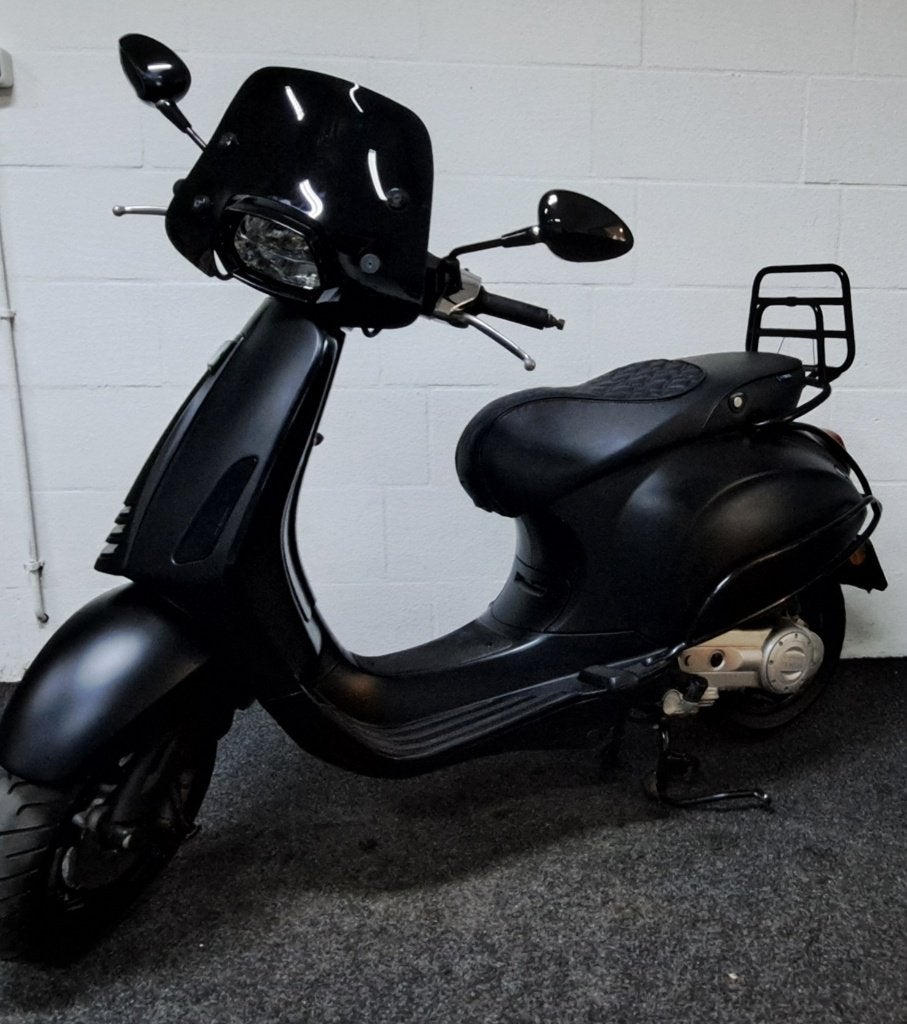 Vespa Sprint Notte (mat zwarte) bromscooter, Ophalen, Overige modellen, Zo goed als nieuw, Benzine