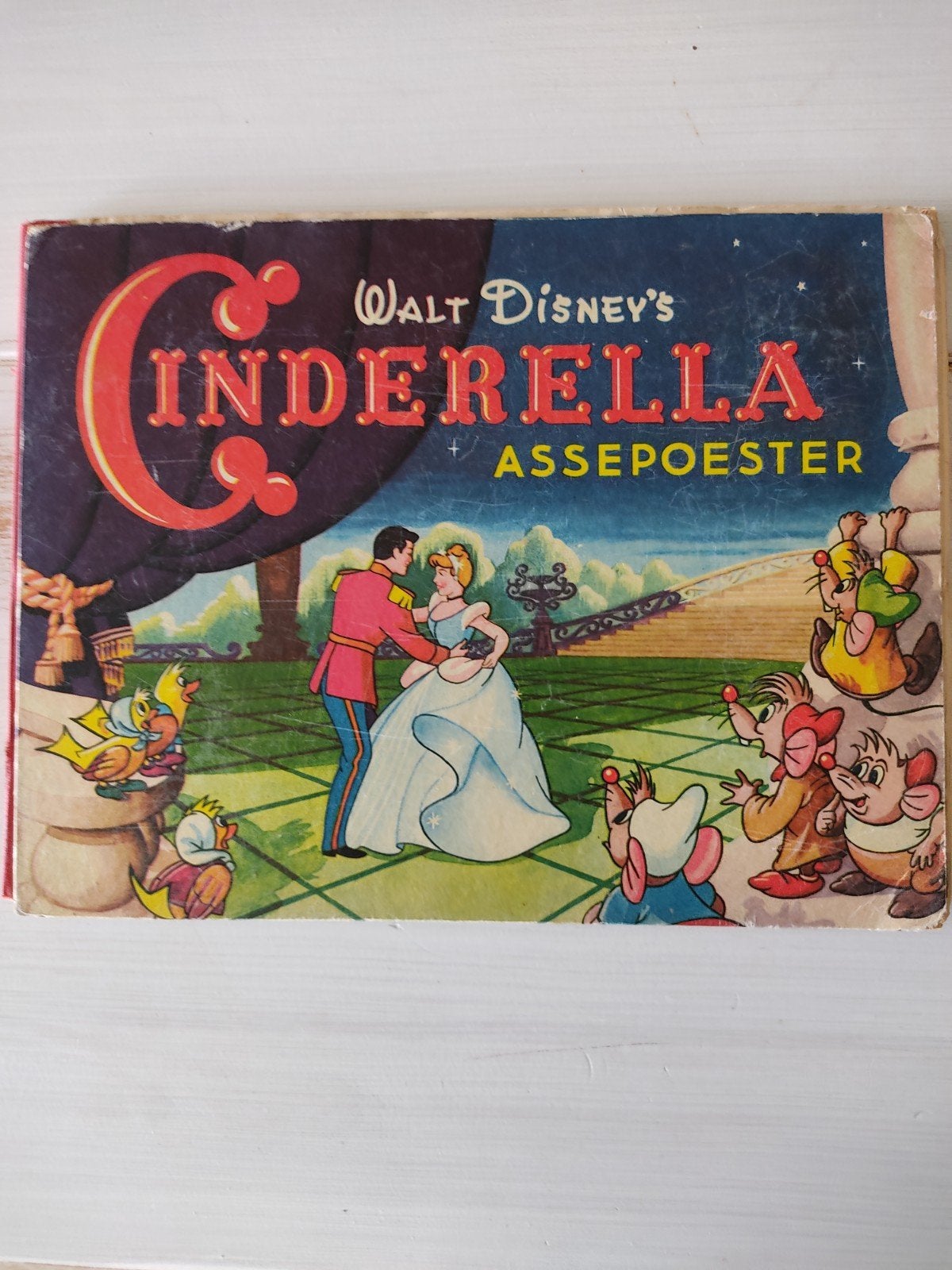 Walt Disney's Inderella Assepoester Plaatjesalbum, Boeken, Ophalen of Verzenden, Gelezen, Walt Disney, Plaatjesalbum