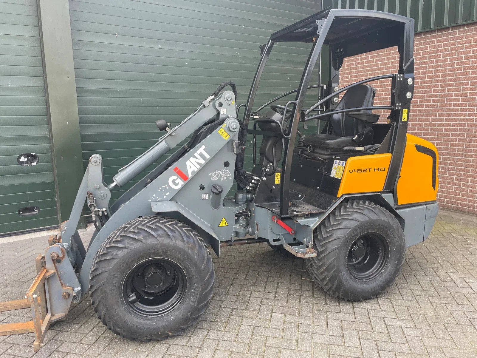 Giant V452T HD 452 (bj 2014), Wiellader of Shovel