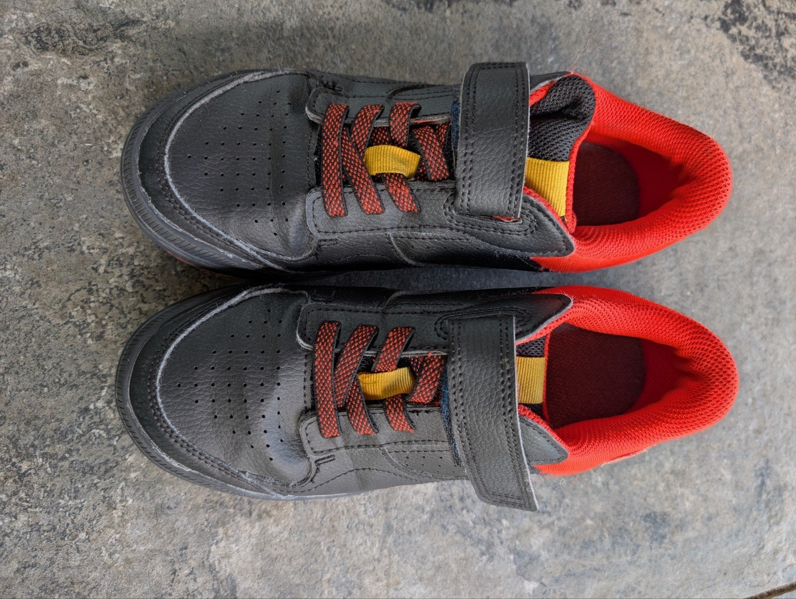 Decathlon gymschoenen Maat 37 - Zwart/Rood/Geel, Gebruikt, Decathlon, Ophalen of Verzenden, Jongen of Meisje