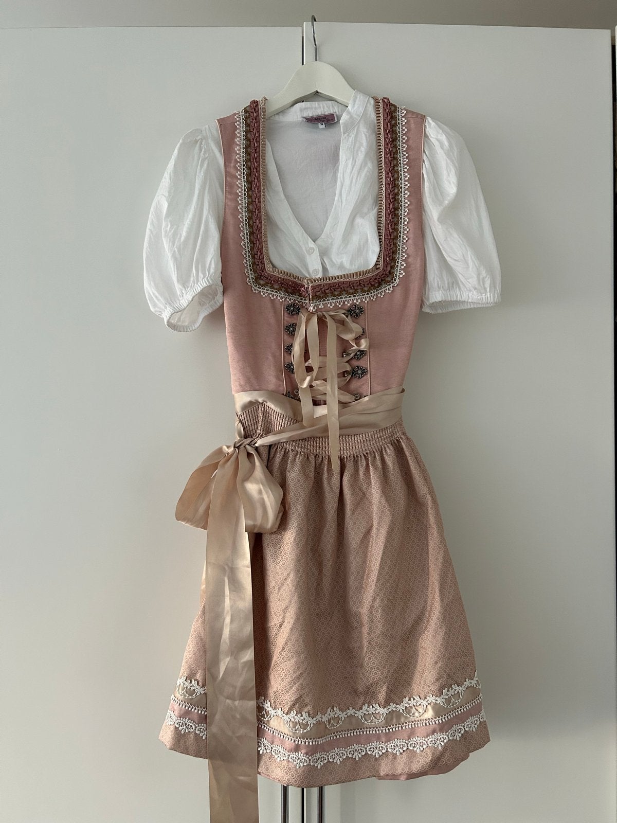 Krüger dirndl met Marjo Glorious blouse, Maat 42/44 (L), Ophalen of Verzenden, Zo goed als nieuw, Roze