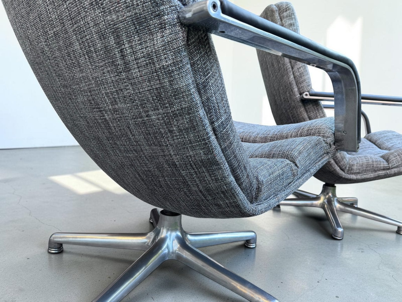 Jaren ‘70: twee Artifort F141 draaifauteuils, Huis en Inrichting, Fauteuils, Ophalen, Gebruikt, 75 tot 100 cm, Mid-century, design, draaifauteuil, vintage, retro