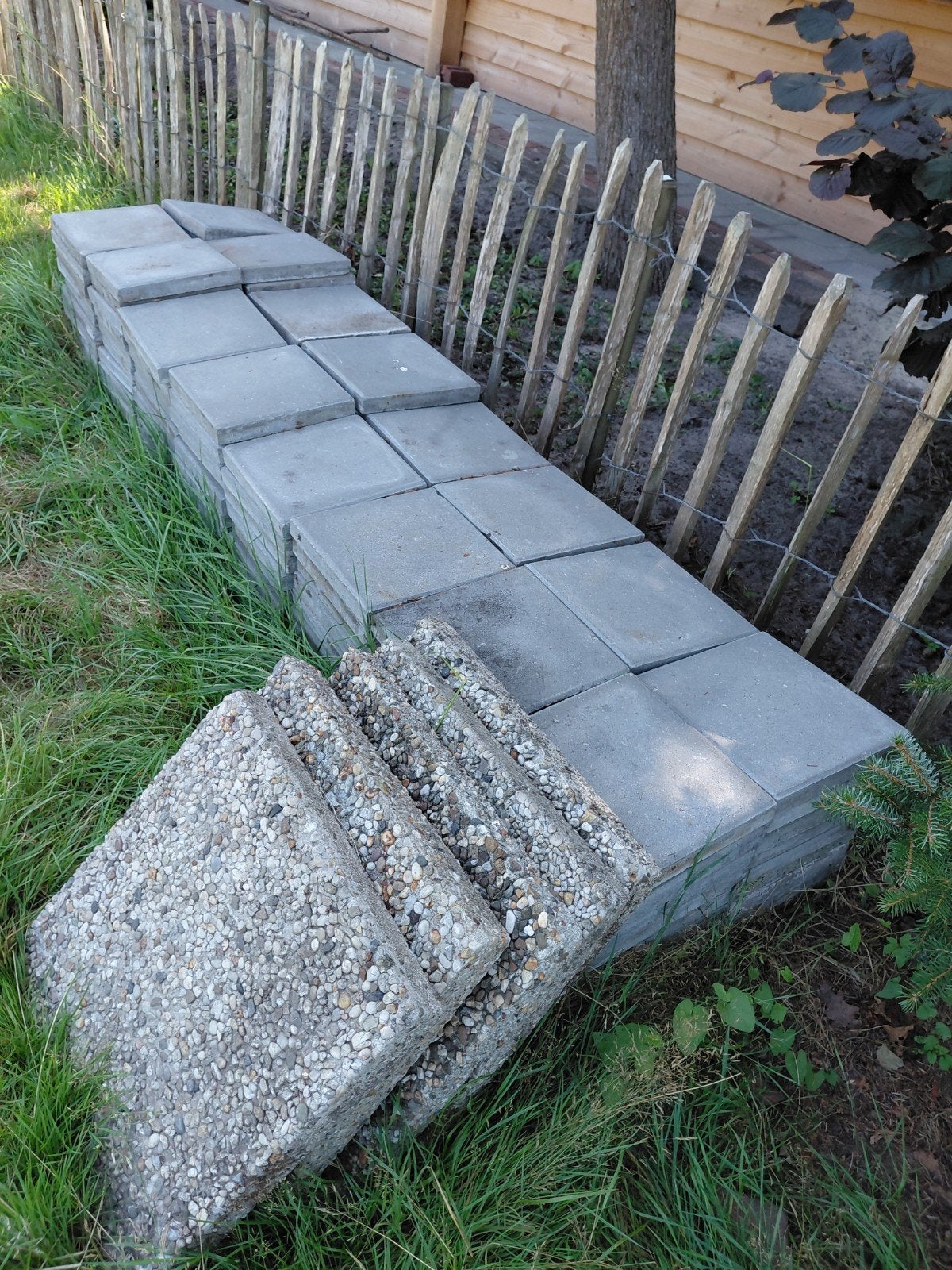 gratis af te halen: 12 m2 betontegels - 30 x 30, Tuin en Terras, Tegels en Klinkers, Ophalen of Verzenden, Gebruikt, Beton, Terrastegels