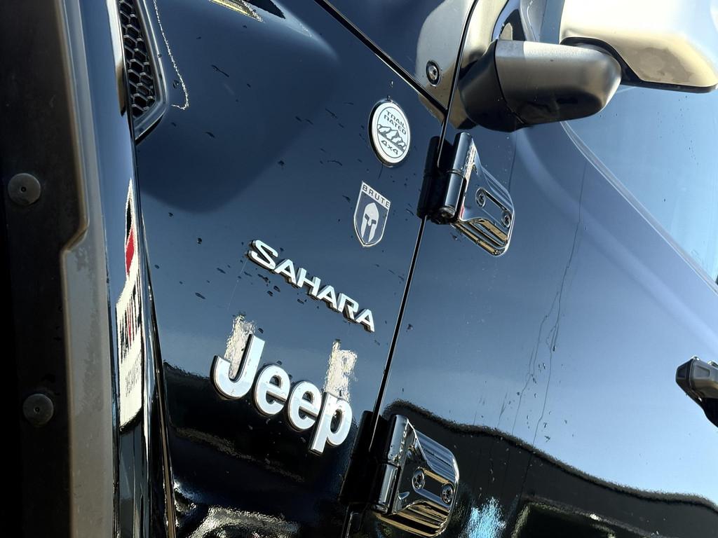 Jeep Wrangler 2.2D Sahara | GRIJS KENTEKEN | 4x4 | VOL OPTIE, Auto's, Stof, Gebruikt, 4 cilinders, Zwart