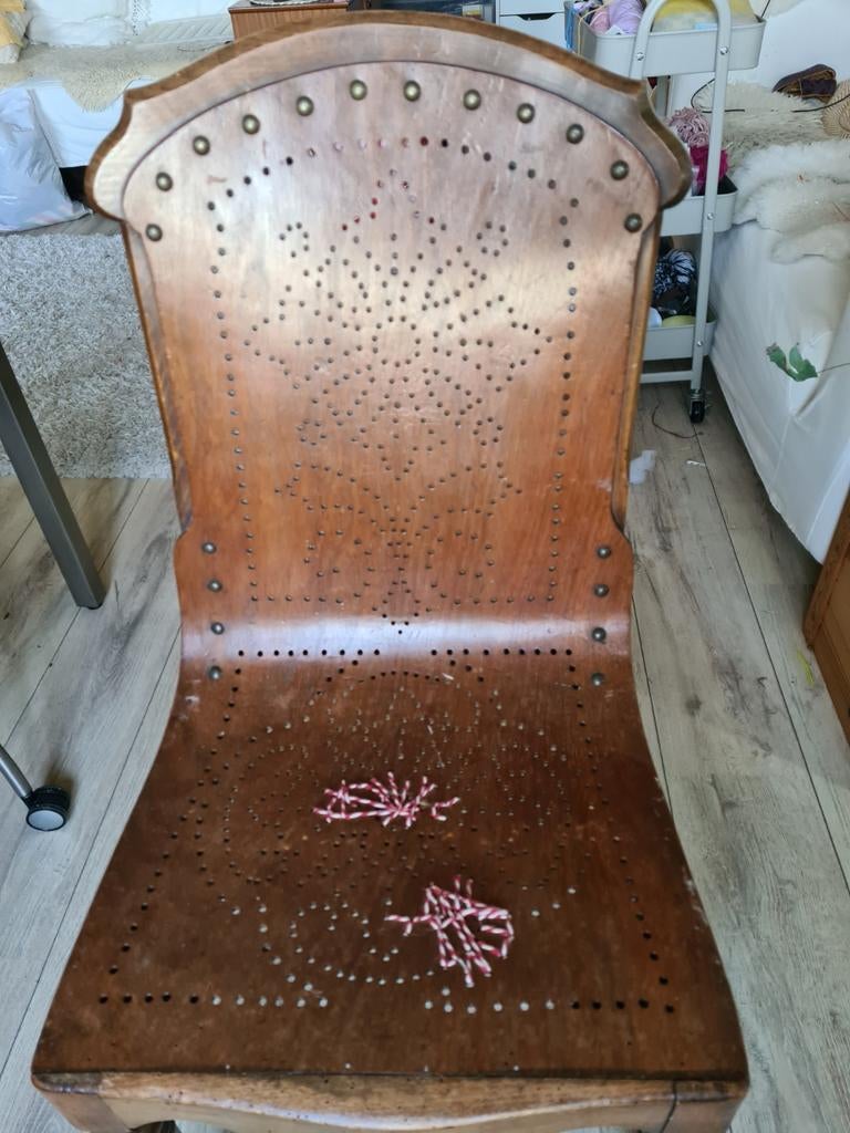 Jugendstil stoel met geperforeerde rugleuning en zitting, Antiek en Kunst, Ophalen of Verzenden