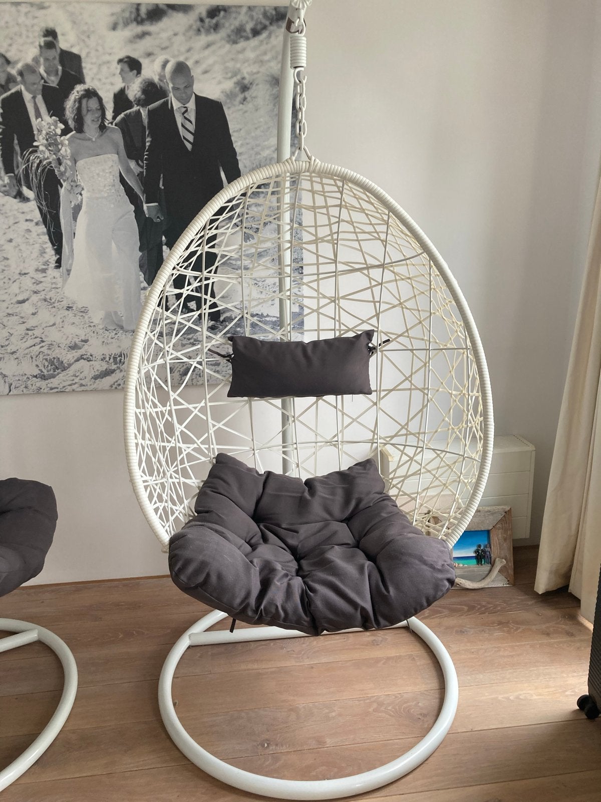 Witte ei hangstoel met bruine kussens, Ophalen, Kunststof, Wit, Zo goed als nieuw