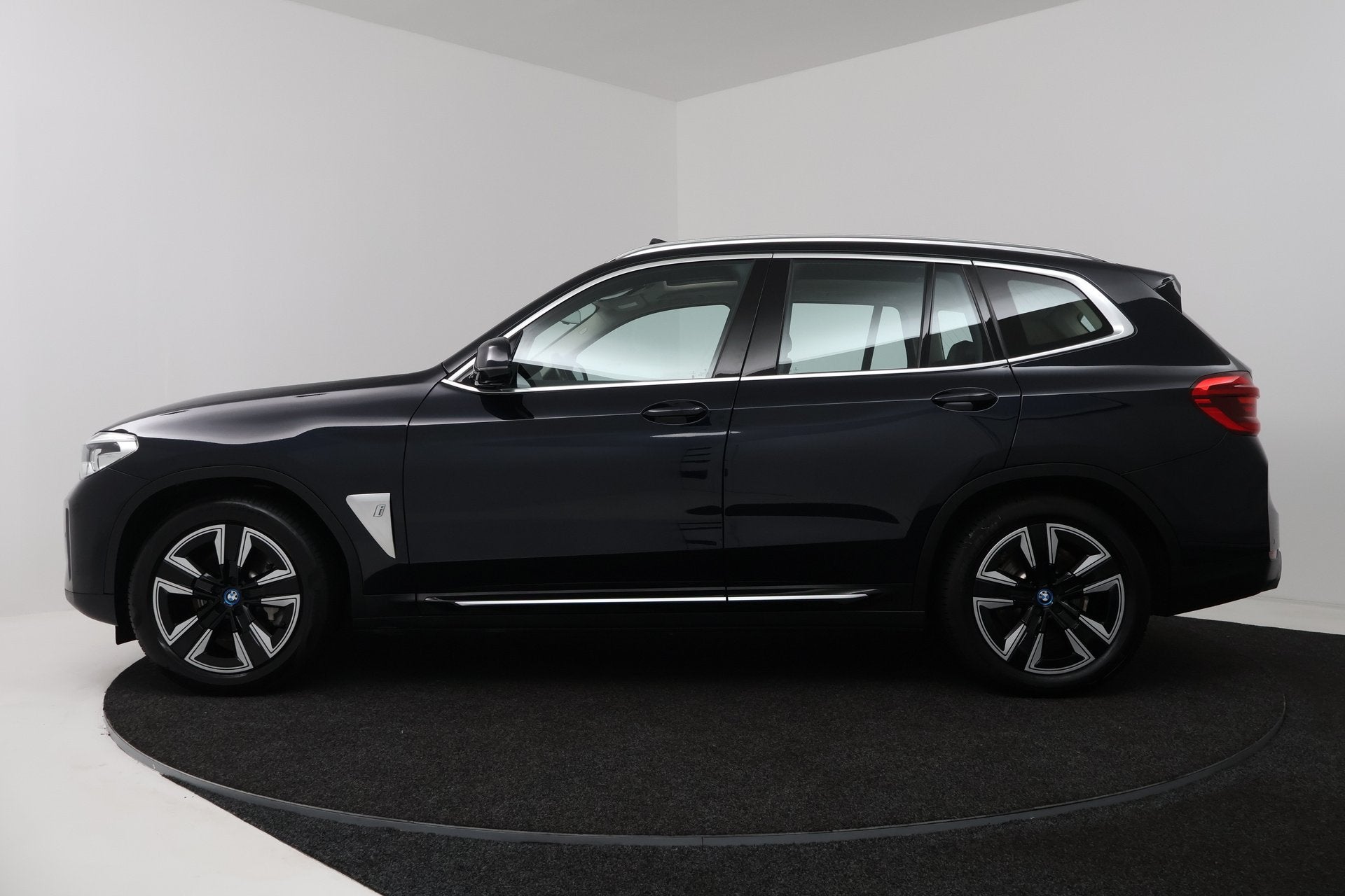 BMW iX3 Executive 80 kWh (SOH 99,4%, PANORAMADAK, CAMERA, ST, Auto's, Automaat, Achterwielaandrijving, Gebruikt, Zwart