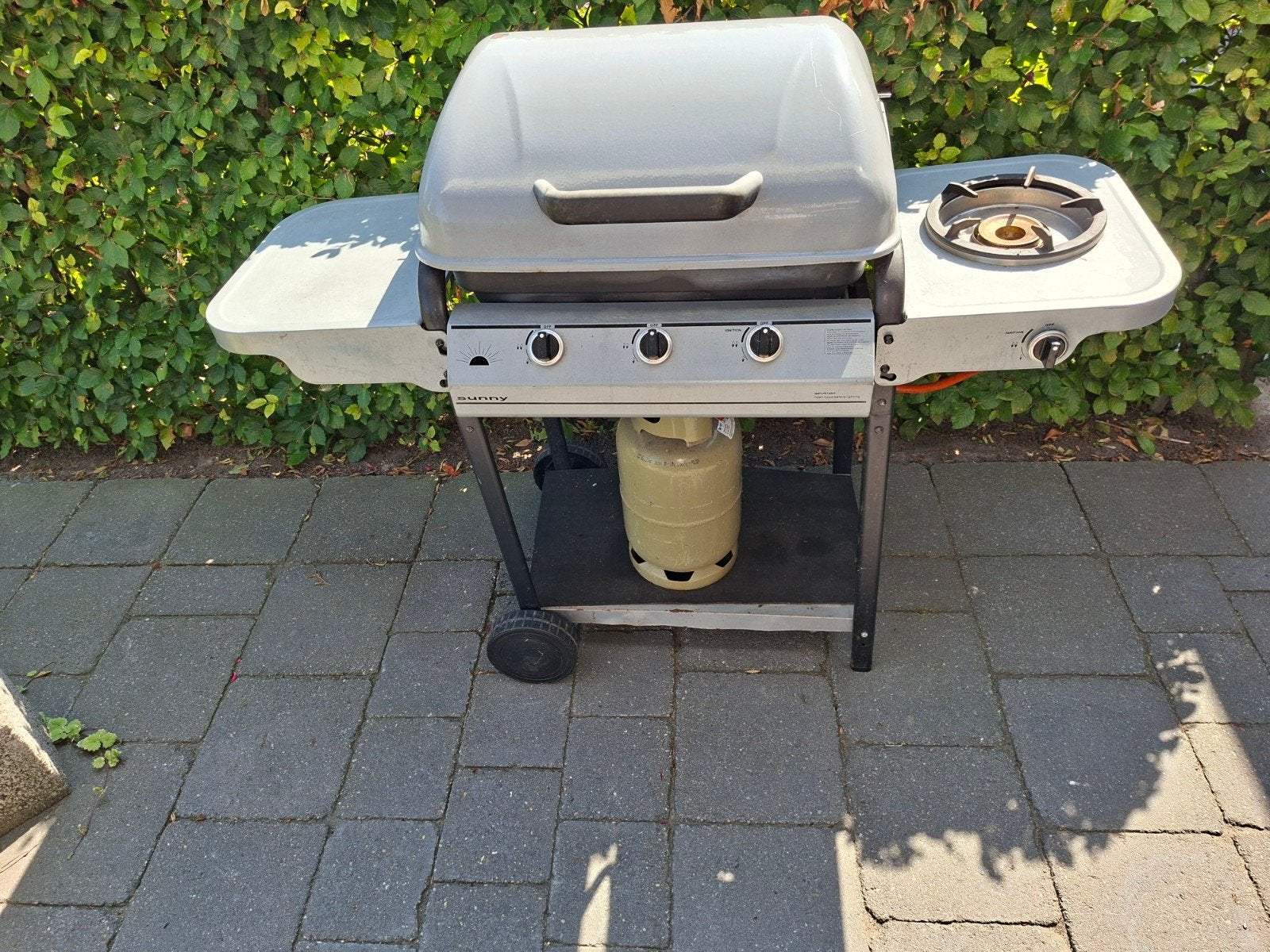 Gebruikte Sunny gasbarbecue met sexy zijbrander, Ophalen, Gebruikt, Sunny