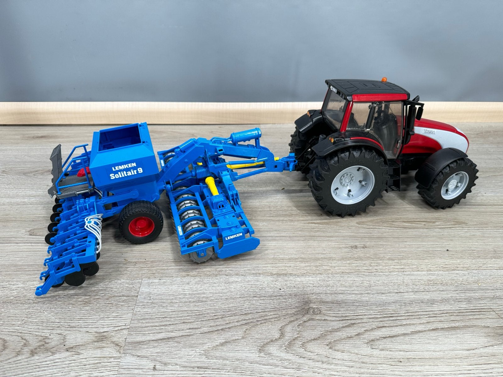 Valtra tractor met Lemken Solitair 9 zaaimachine speelgoed, F, Verzenden, G, Zo goed als nieuw