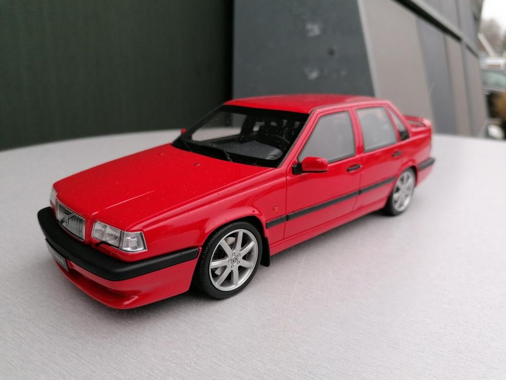 1:18 Volvo 850 R Sedan uit 1996 Rood Ottomobile, Hobby en Vrije tijd, Modelauto's | 1:18, Ophalen of Verzenden, Zo goed als nieuw
