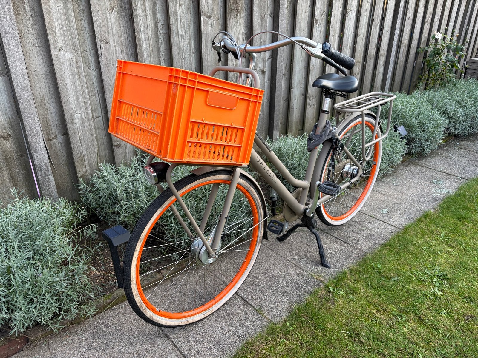 Foto 4 van Gazelle Heavy Duty NL T7 frame54 2017 fiets met krat en slot