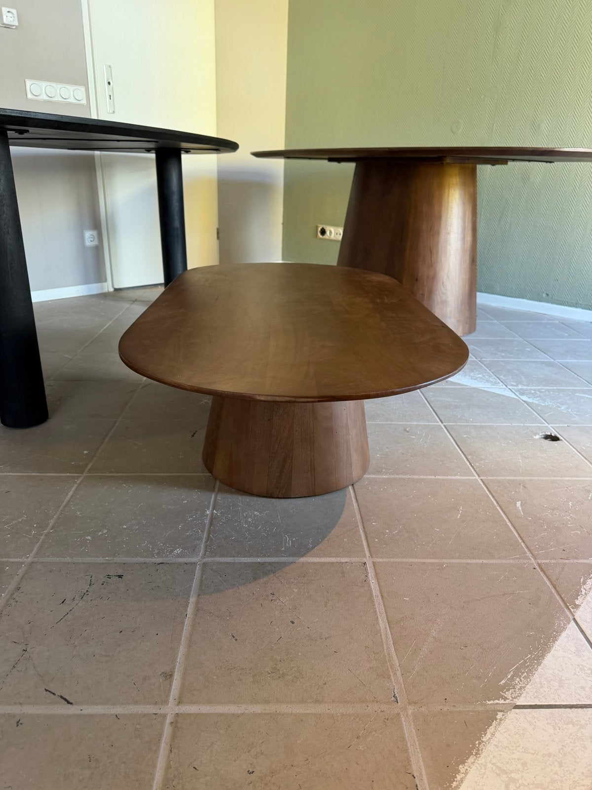 Nieuwe Japandi salontafel Deens ovaal walnoot kleur, Huis en Inrichting, Tafels | Salontafels, Ophalen, 100 tot 150 cm, Nieuw