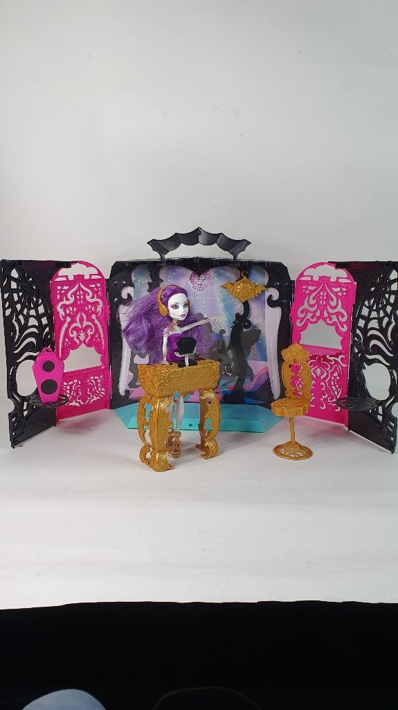 Monster High 13 Wishes Party Lounge Spectra Vondergeist. S34, Verzamelen, Poppen, Tweedehands verkoop, Tweedehands verkoop, Gebruikt