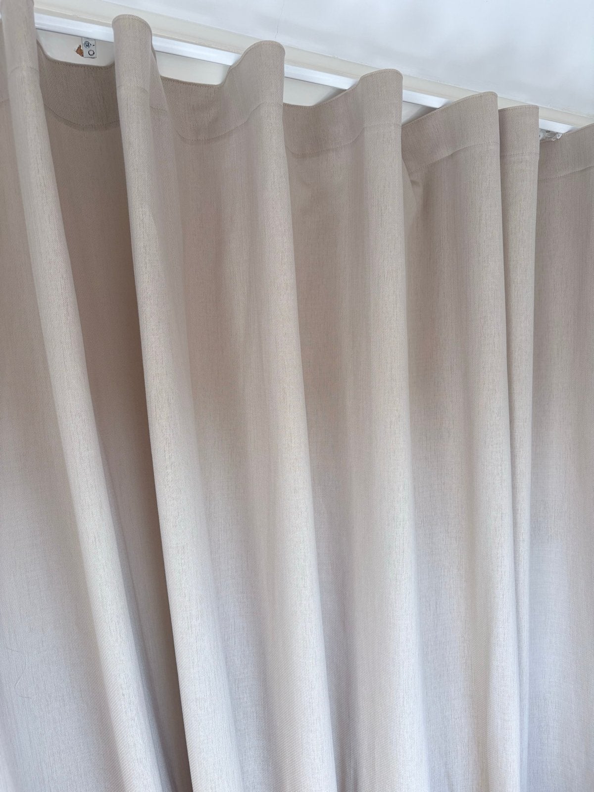 8429 Beige gordijn 280x260 cm - Isolerend & Geluiddempend, Ophalen of Verzenden, Beige, Overgordijn, Isolerend