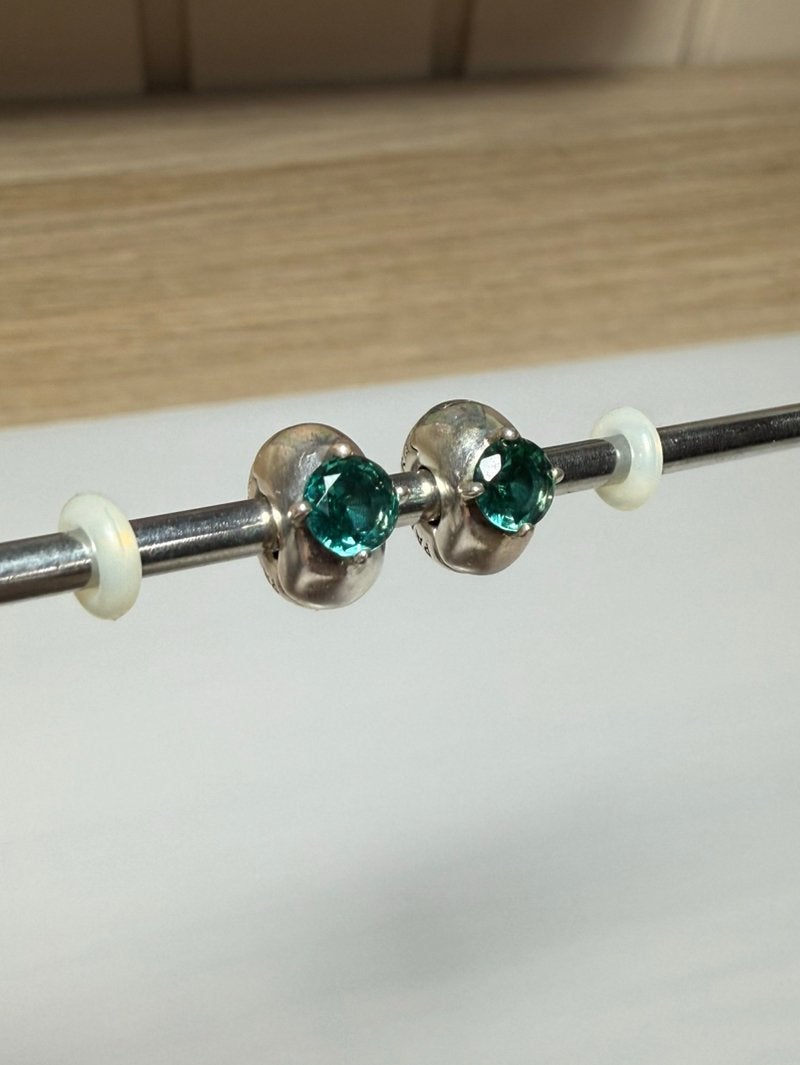 2x pandora clip bedel met gtoene zirkonia steen met rubber, Ophalen of Verzenden, Zo goed als nieuw, Zilver, Pandora