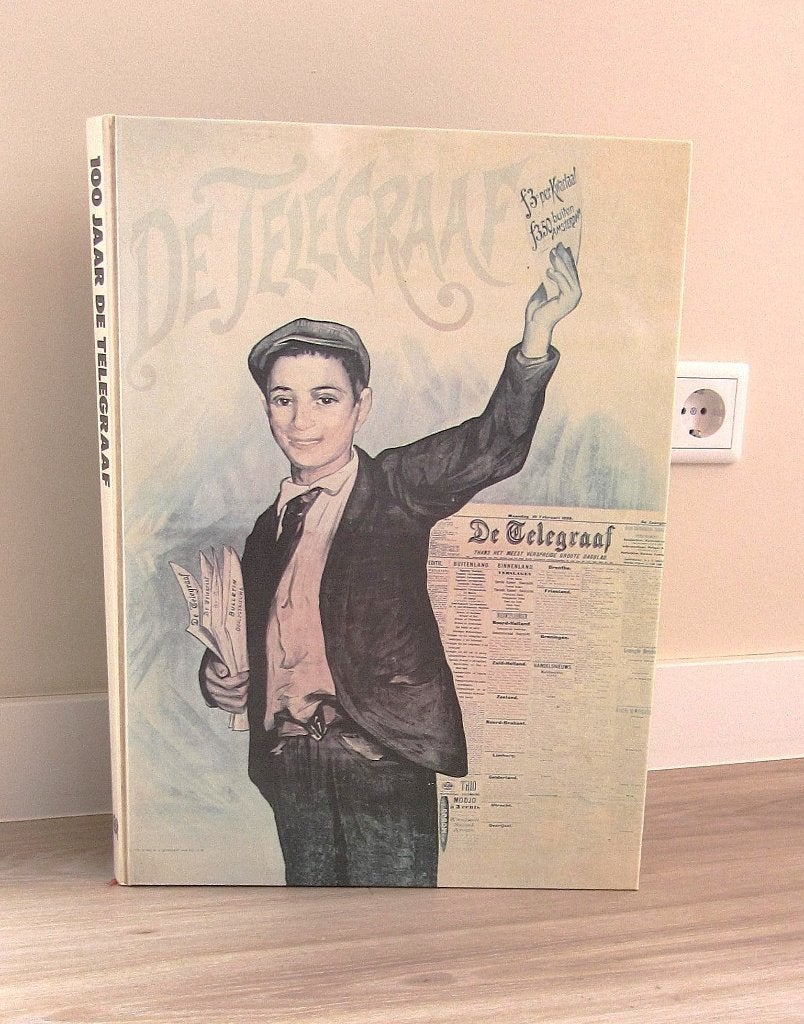 Telegraaf  jubileumboek t.g.v. 100 jaar bestaan, Ophalen of Verzenden, Gelezen, Krant