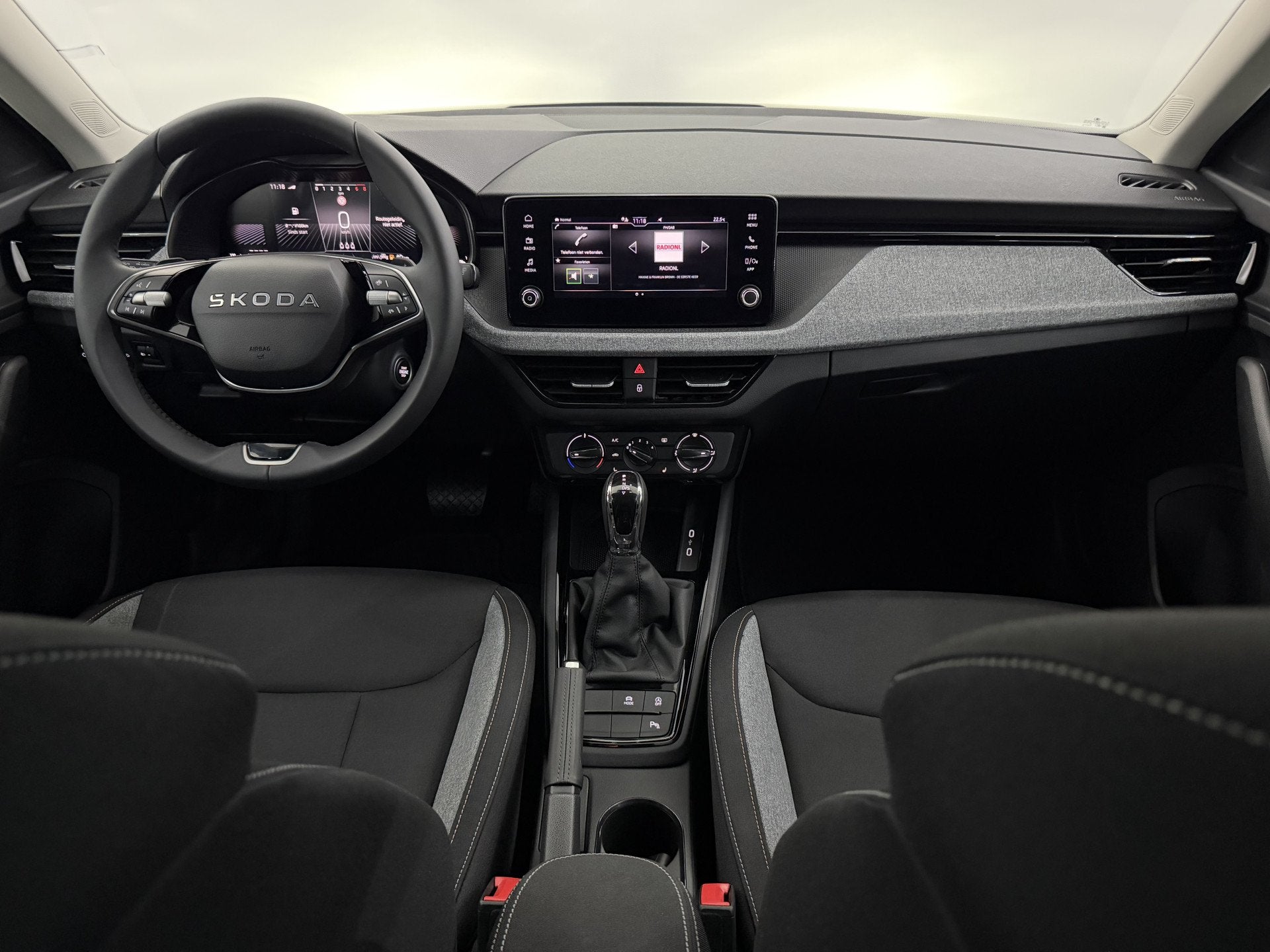 Skoda Kamiq 1.0 TSI Black Pack Camera, Apple carplay, Stoelv, Auto's, Stof, Gebruikt, 116 pk, Wit