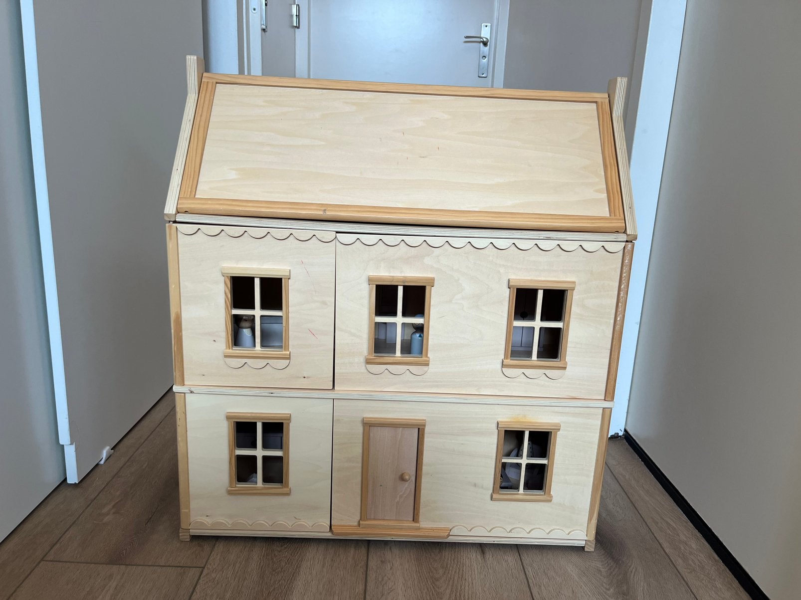 Houten poppenhuis met meubeltjes petit amelie, Ophalen, Zo goed als nieuw, Poppenhuis