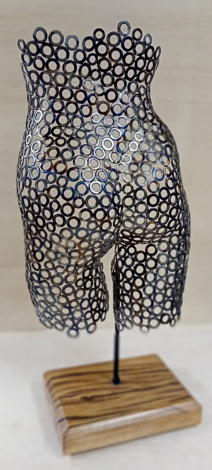 beeld/sculpture metalen vrouwen billen op eiken voet, Antiek en Kunst, 50 - 100 cm, Handgemaakt, Beeld, Modern