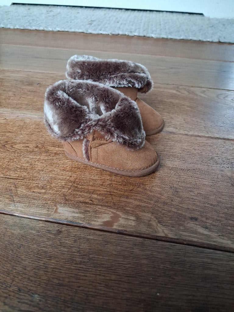Babyslofjes Uggs-look, Slofjes, Jongetje of Meisje, Ophalen of Verzenden, Zo goed als nieuw