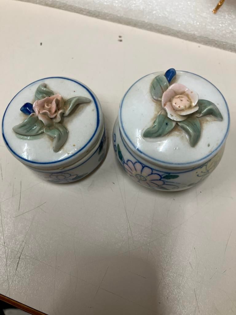Twee kleine Chinese potjes met bloemdecoratie, Ophalen of Verzenden