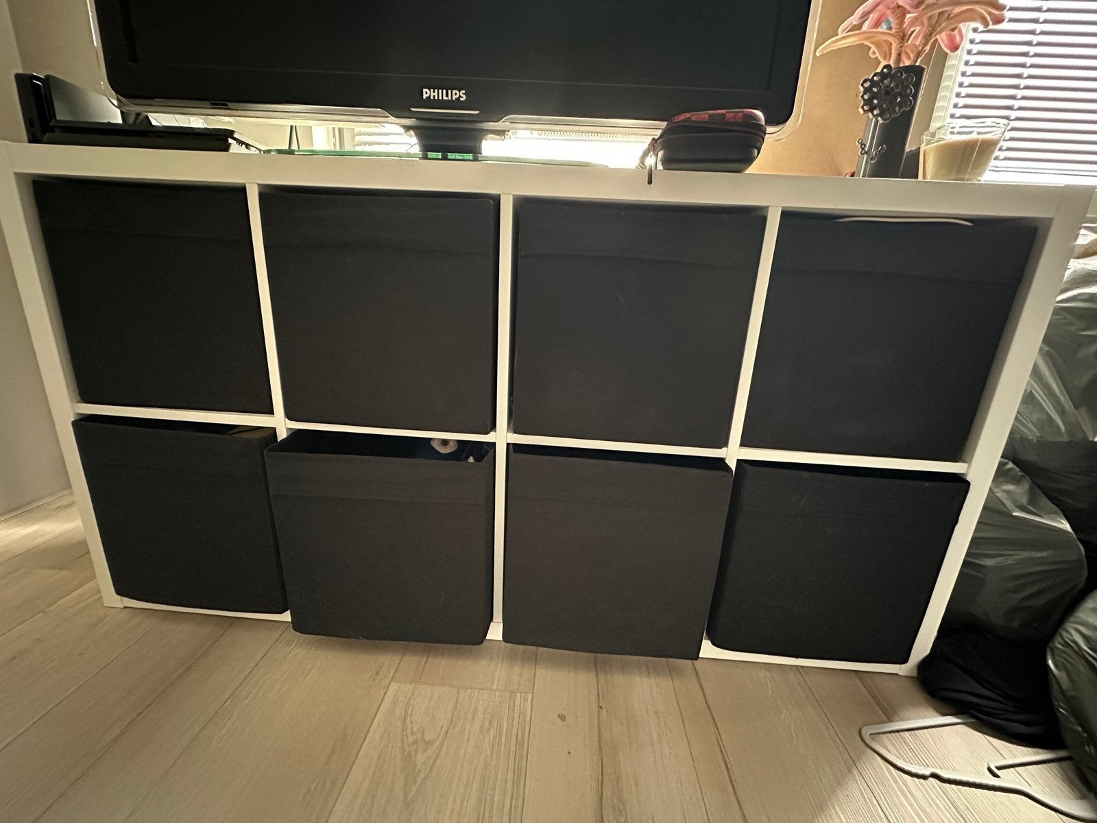 2x Kallax kast (wit) met zwarte mandjes - één z.g.a.n., Ophalen, Gebruikt