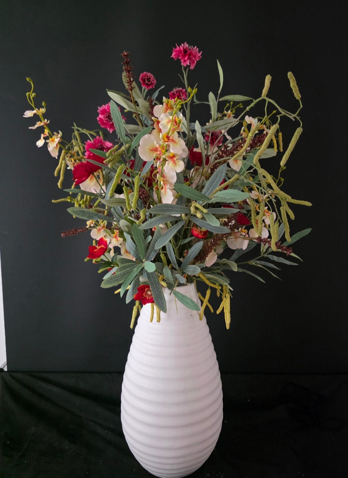 Witte vaas met luxe bloemstuk, Nieuw, Ophalen of Verzenden, Steen/keramiek, Binnen