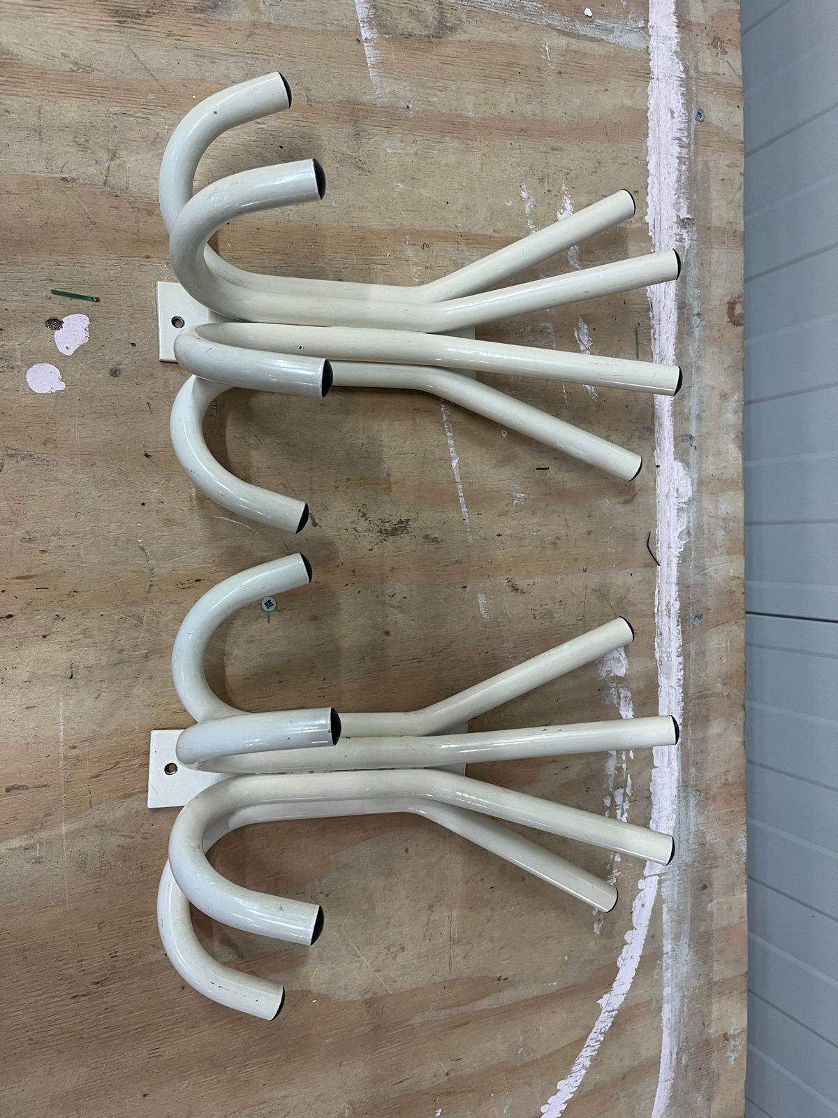 Set van 2 vintage wandkapstokken - Crème metaal, Wandkapstok, Gebruikt, Ophalen of Verzenden, Minder dan 100 cm