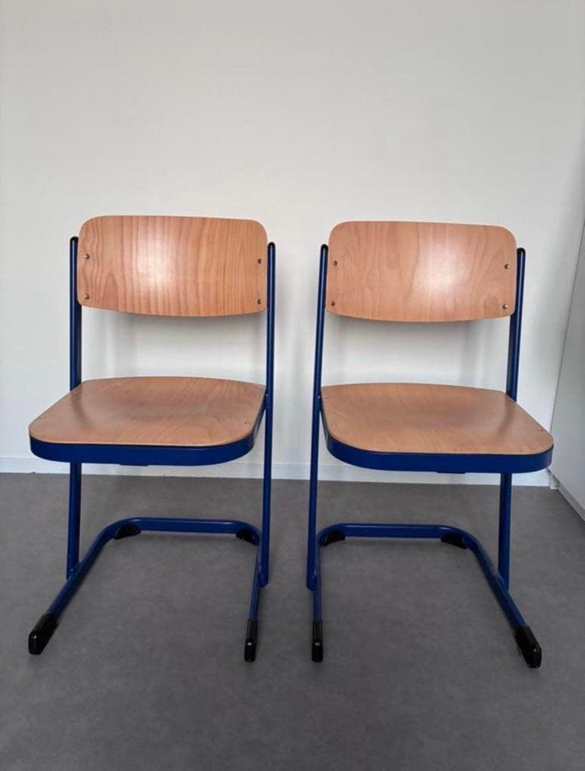 Twee kinder schoolstoelen / kinder bureaustoelen, Ophalen, Zo goed als nieuw