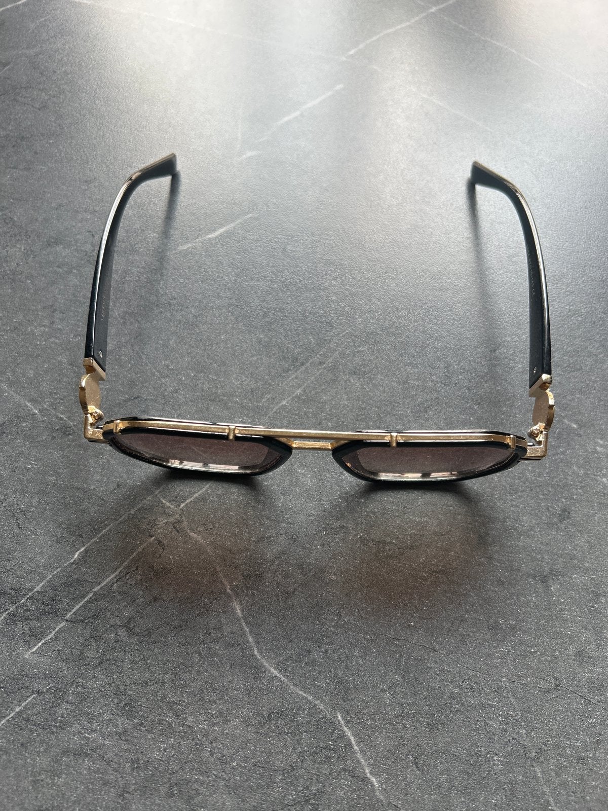 Versace Zonnebril - Zwart met Goud - Zo goed als nieuw, Sieraden, Tassen en Uiterlijk, Zonnebrillen en Brillen | Heren, Overige merken