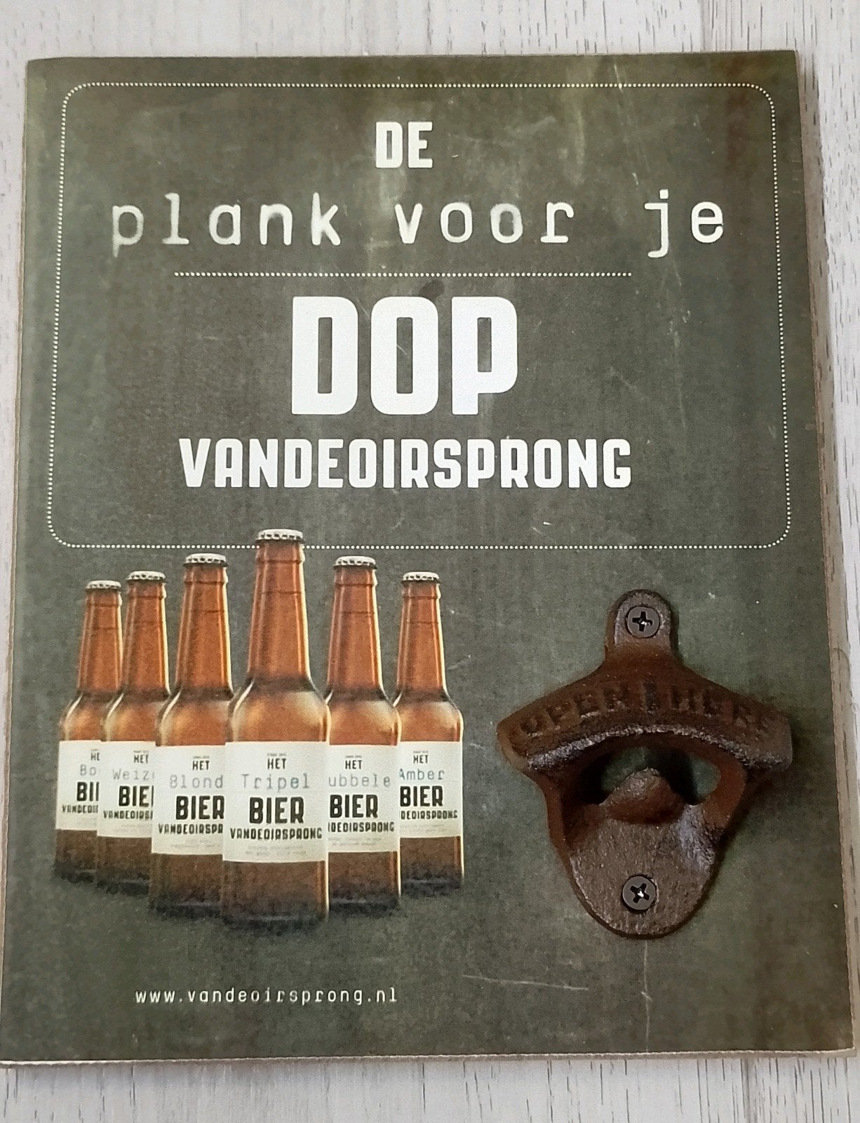 BIEROPENER WANDDECORATIE "De plank voor je dop", Ophalen of Verzenden, Nieuw, Meerkleurig, Hout