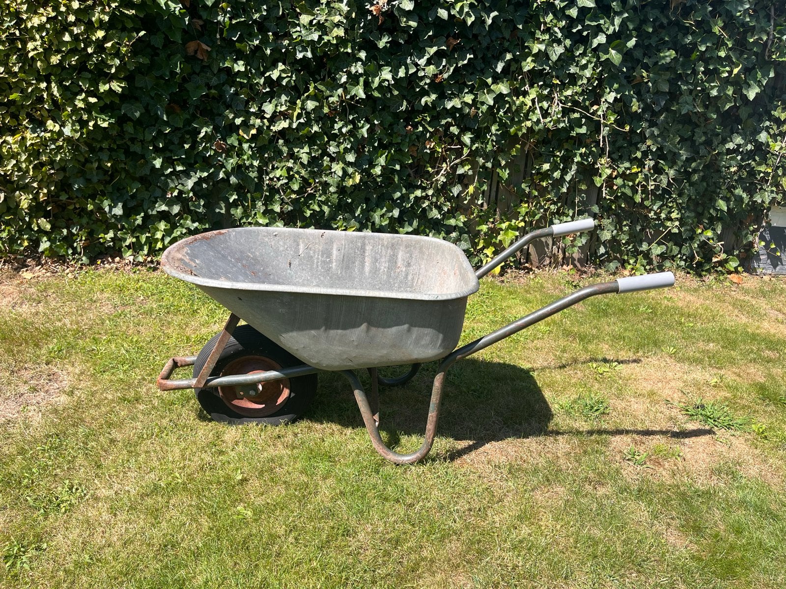 Gratis Kruiwagen - Heeft een nieuwe band nodig, Tuin en Terras, Ophalen, Gebruikt, Handmatig, Eenwielig