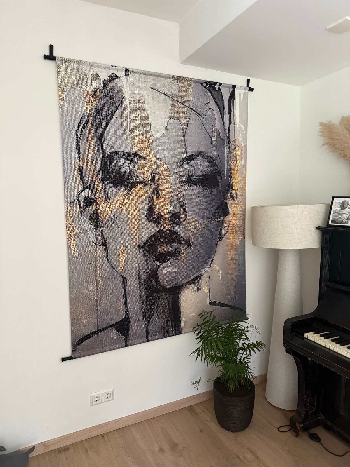 Wanddoek 170x130cm - Modern Portret met Gouden Accent, Ophalen, Meerkleurig, Zo goed als nieuw, Met ophangsysteem