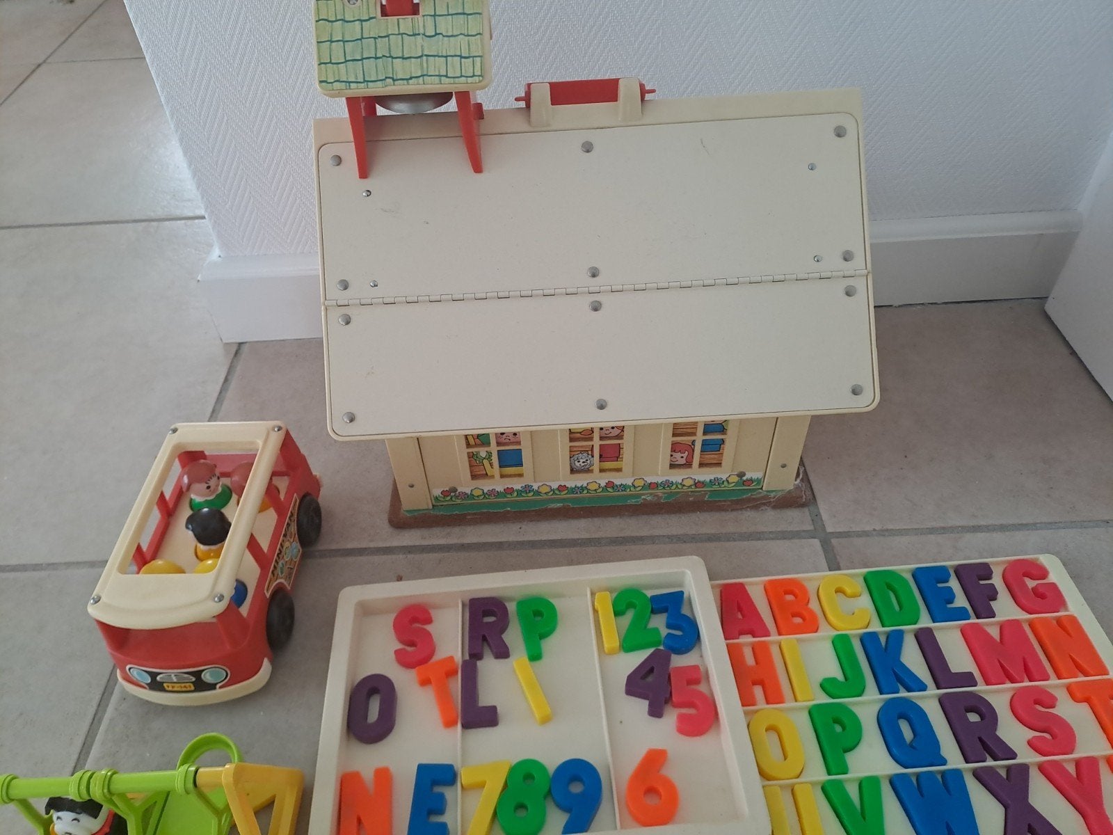 Fisher Price schooltje en schoolbus., Ophalen, Zo goed als nieuw