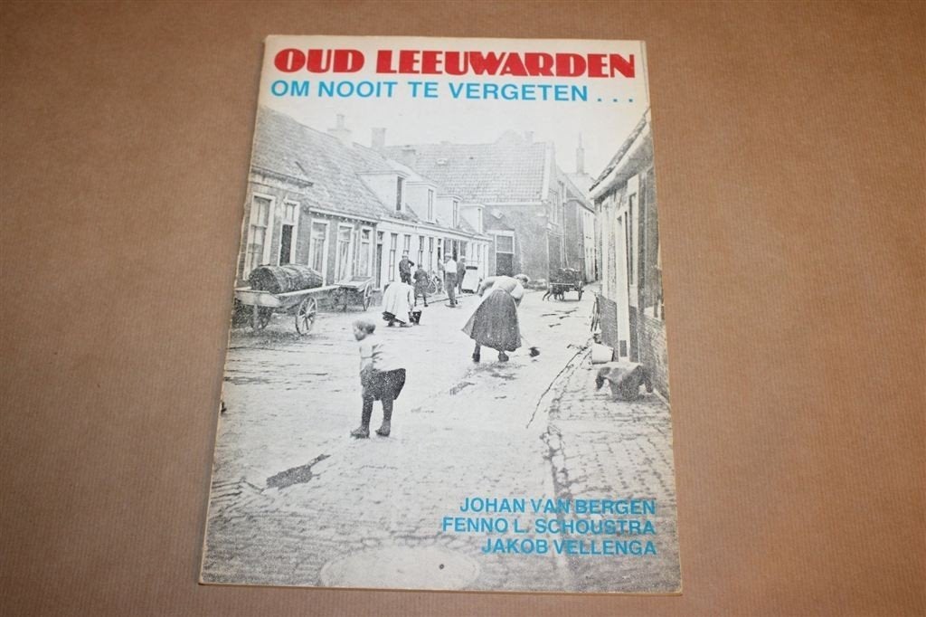 Oud Leeuwarden — Stadsherinneringen en Bijnamen, Fotoboek, Boeken, Ophalen of Verzenden, Gelezen