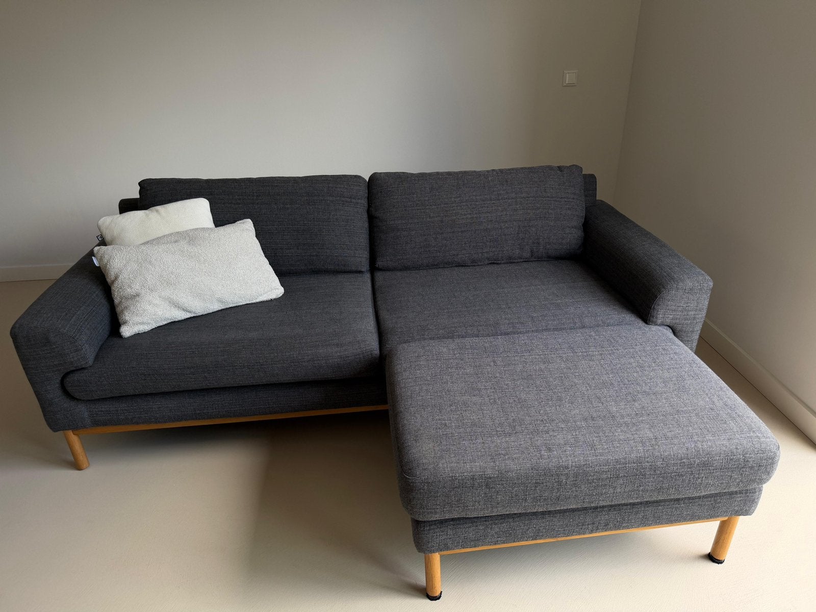 Sofacompany bank met losse hocker – grijs, eiken poten, Huis en Inrichting, Banken | Bankstellen, Ophalen, Tweepersoons, 75 tot 100 cm
