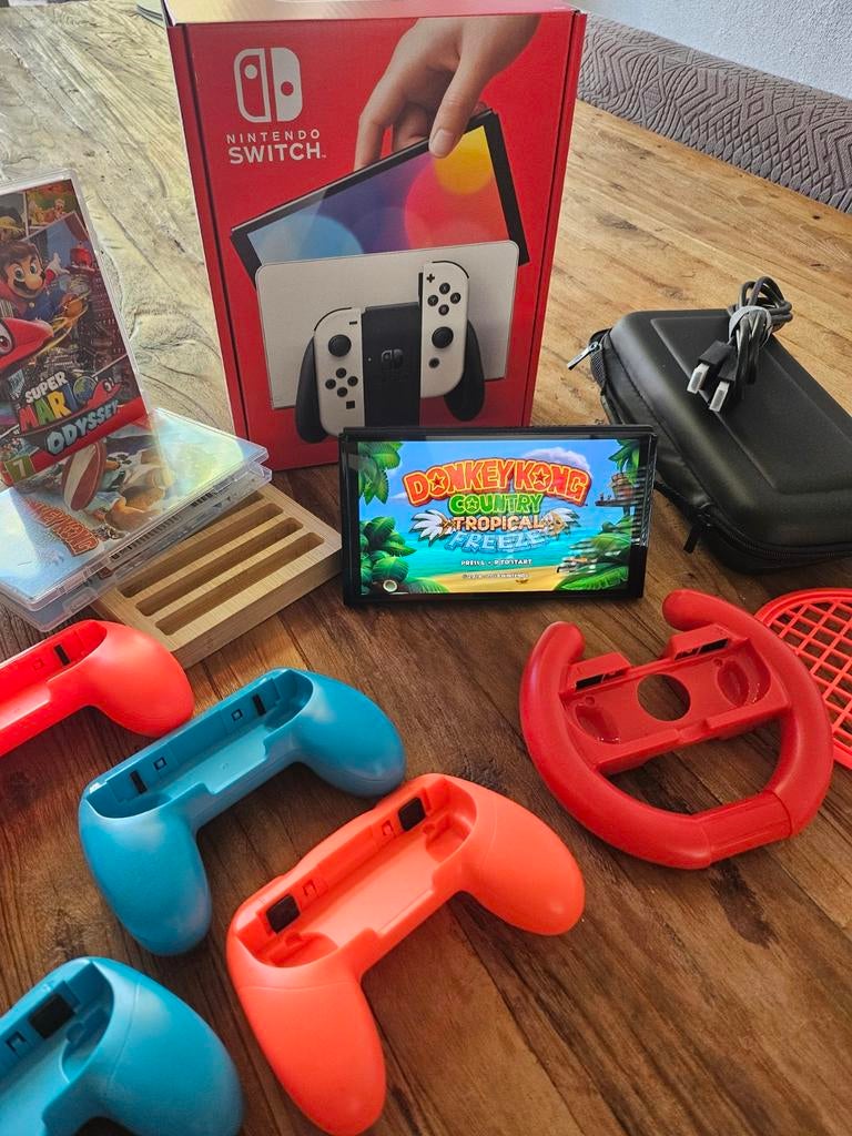 Switch OLED wit inclusief vele accessoires, 2 games, Ophalen, Zo goed als nieuw, Met 2 controllers, Switch OLED