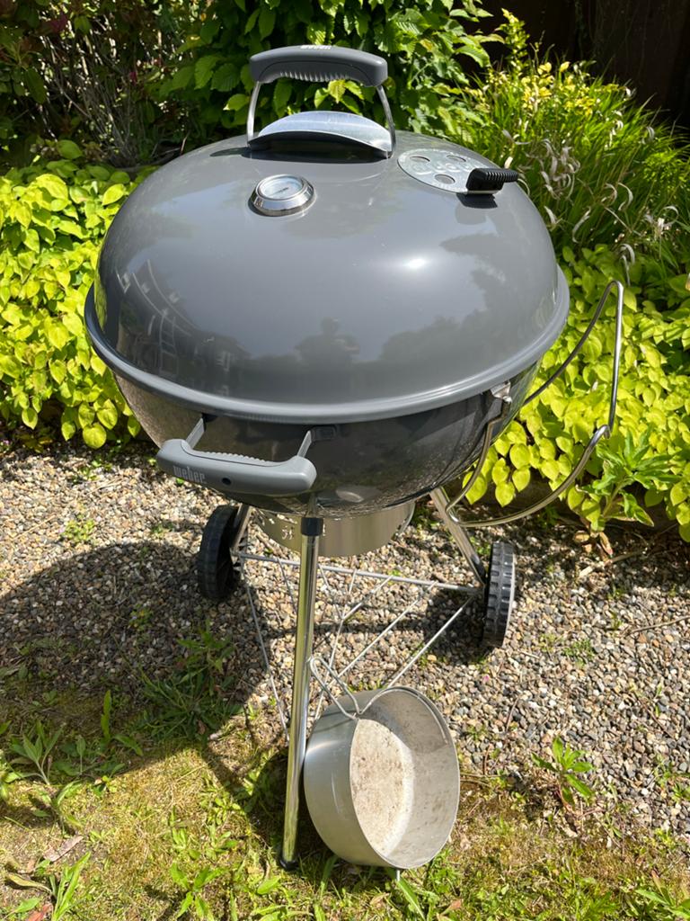 Weber Kettle Premium 57cm Houtskool BBQ + accessoires, Tuin en Terras, Ophalen, Gebruikt, Met accessoires