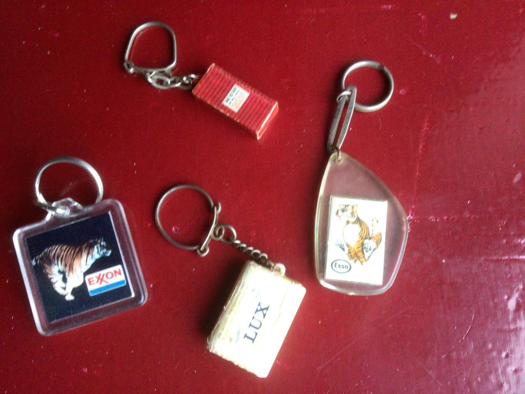 4 x oude vintage sleutelhangers 2 x Esso tijger, 1 x lux, Verzamelen, Sleutelhangers, Ophalen of Verzenden, Gebruikt, Merk